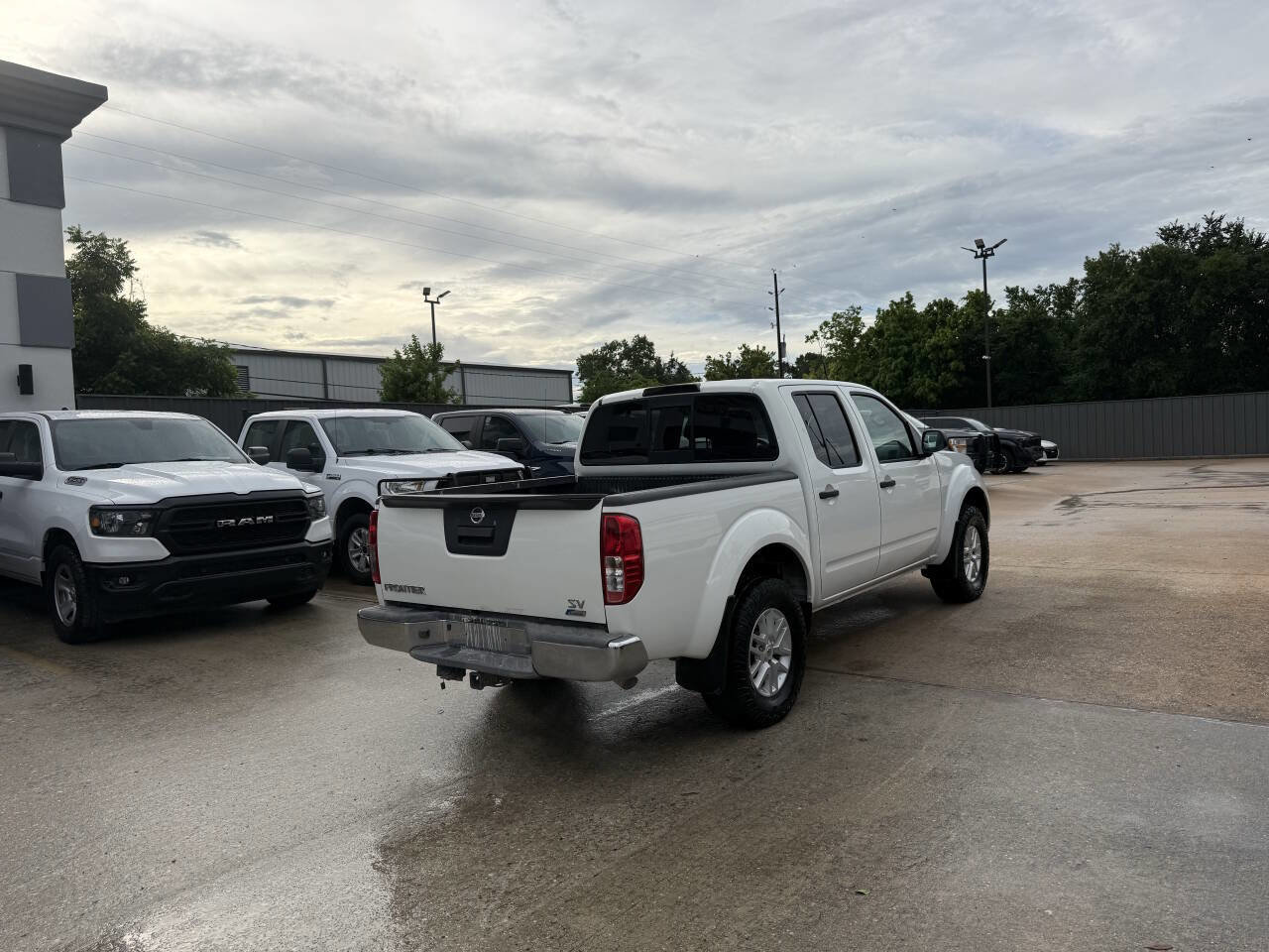 Used 2017 Nissan Frontier SV RWD image 5