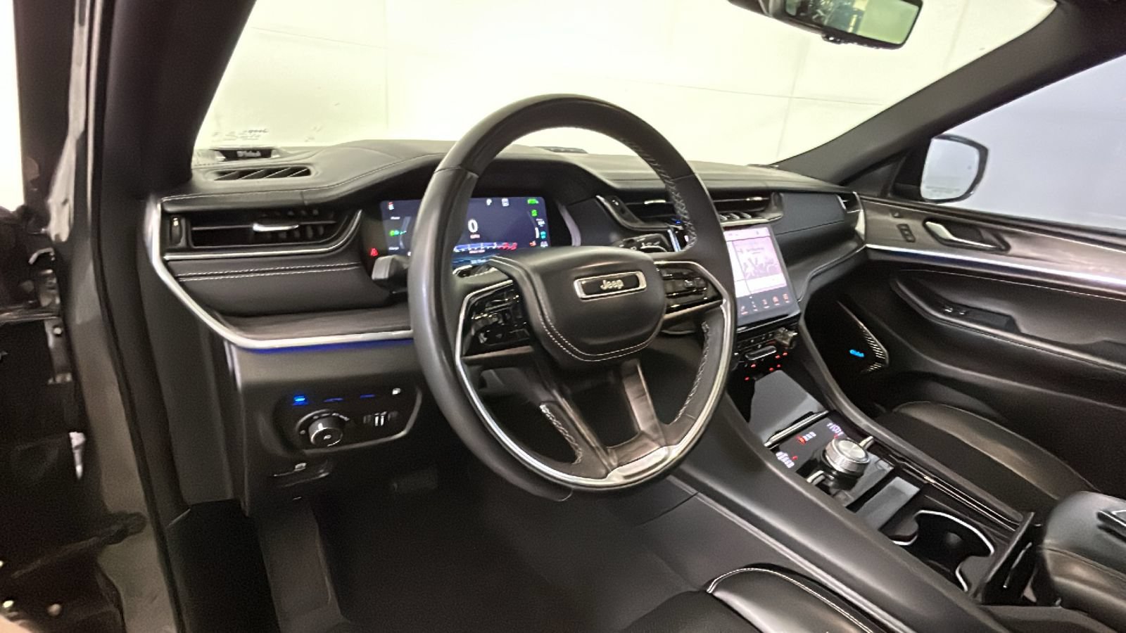 Used 2023 Jeep Grand Cherokee Overland w/ Luxury Tech Group IV AWD/4WD image 16