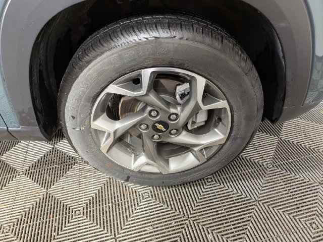 Used 2025 Chevrolet Trax LT FWD image 40