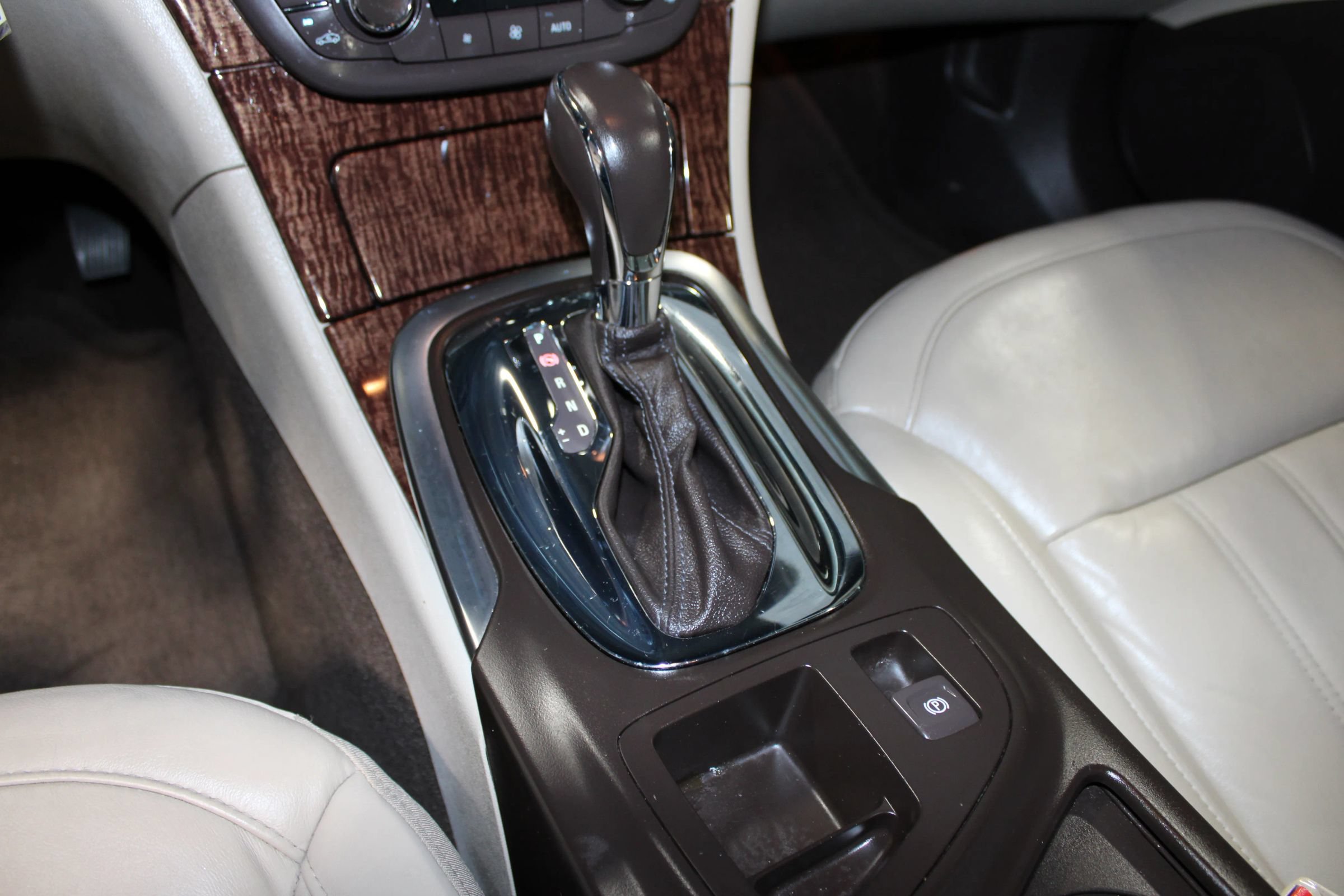 Used 2012 Buick Regal Leather FWD image 16