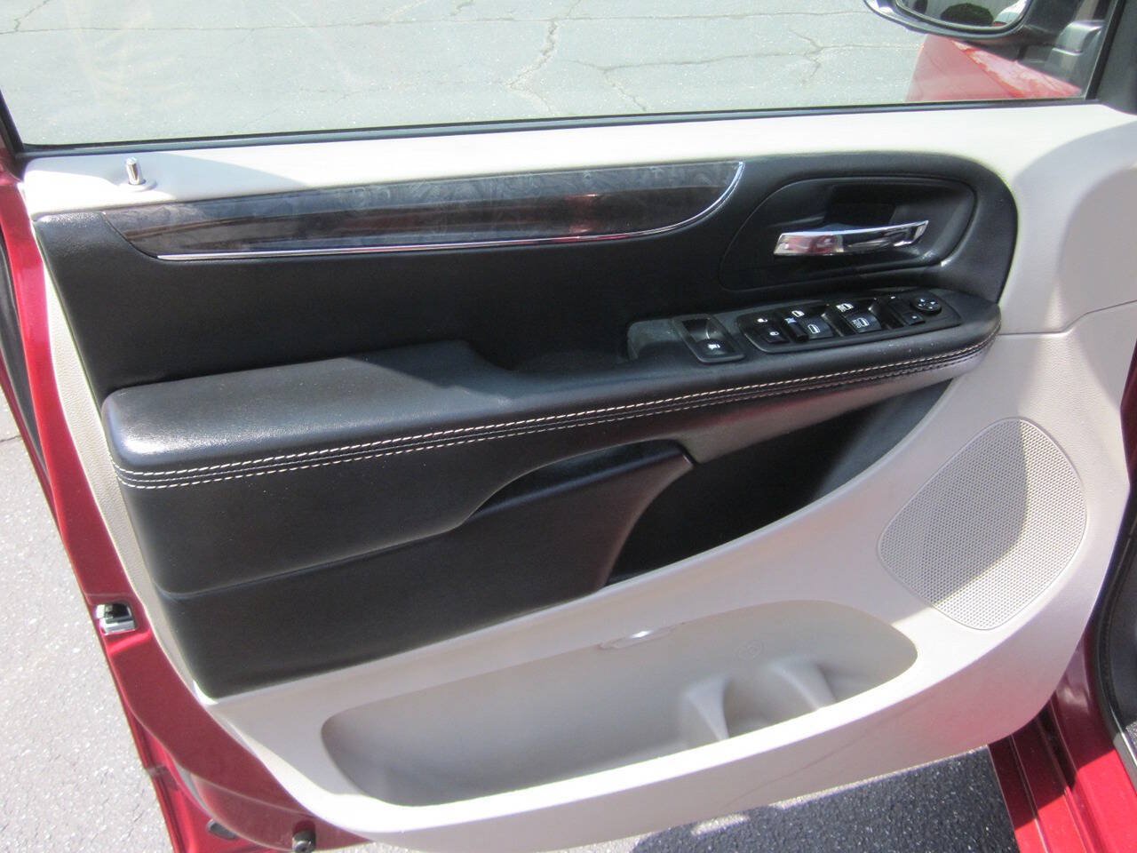 Used 2015 Chrysler Town & Country Touring FWD image 12