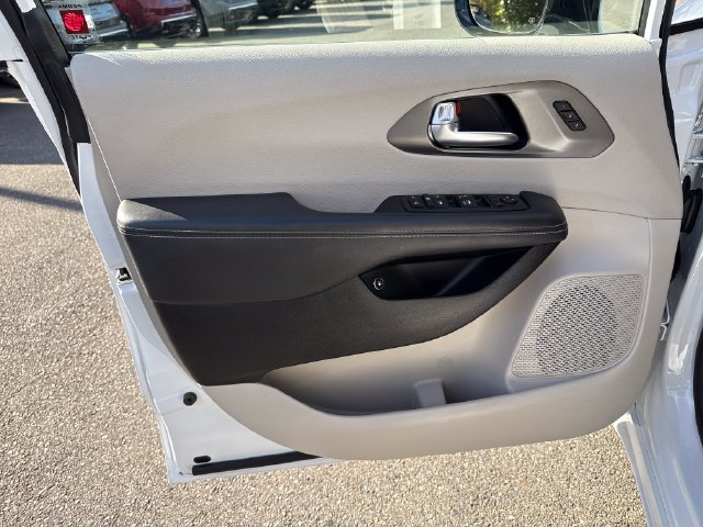 Used 2024 Chrysler Pacifica Limited FWD image 16