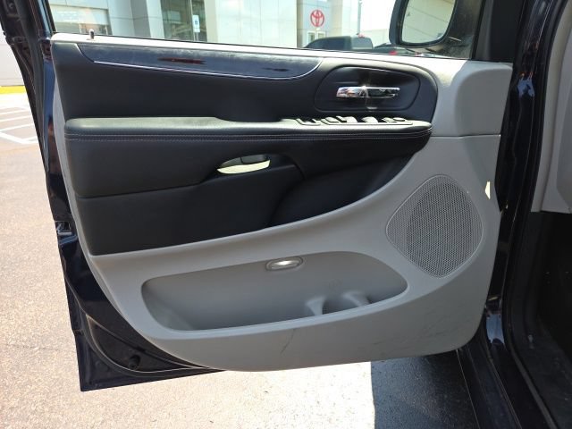 Used 2012 Chrysler Town & Country Touring-L w/ Driver Convenience Group FWD image 10