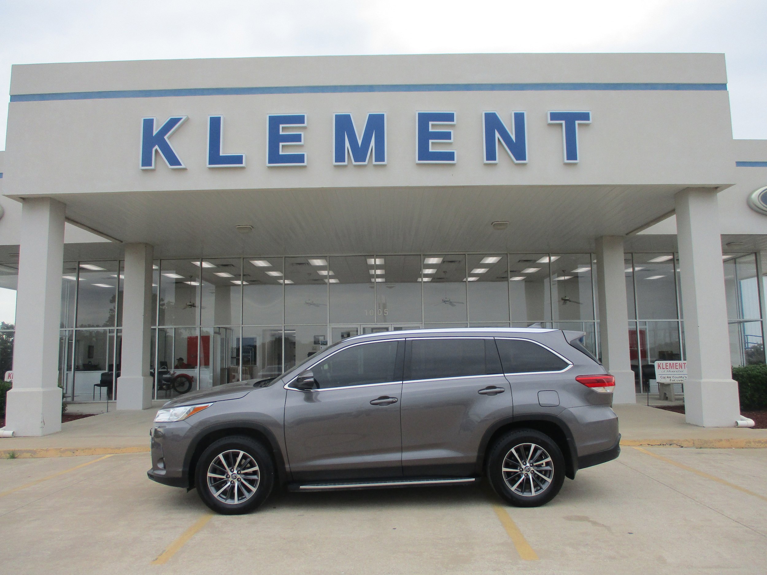 Used 2019 Toyota Highlander XLE FWD image 1