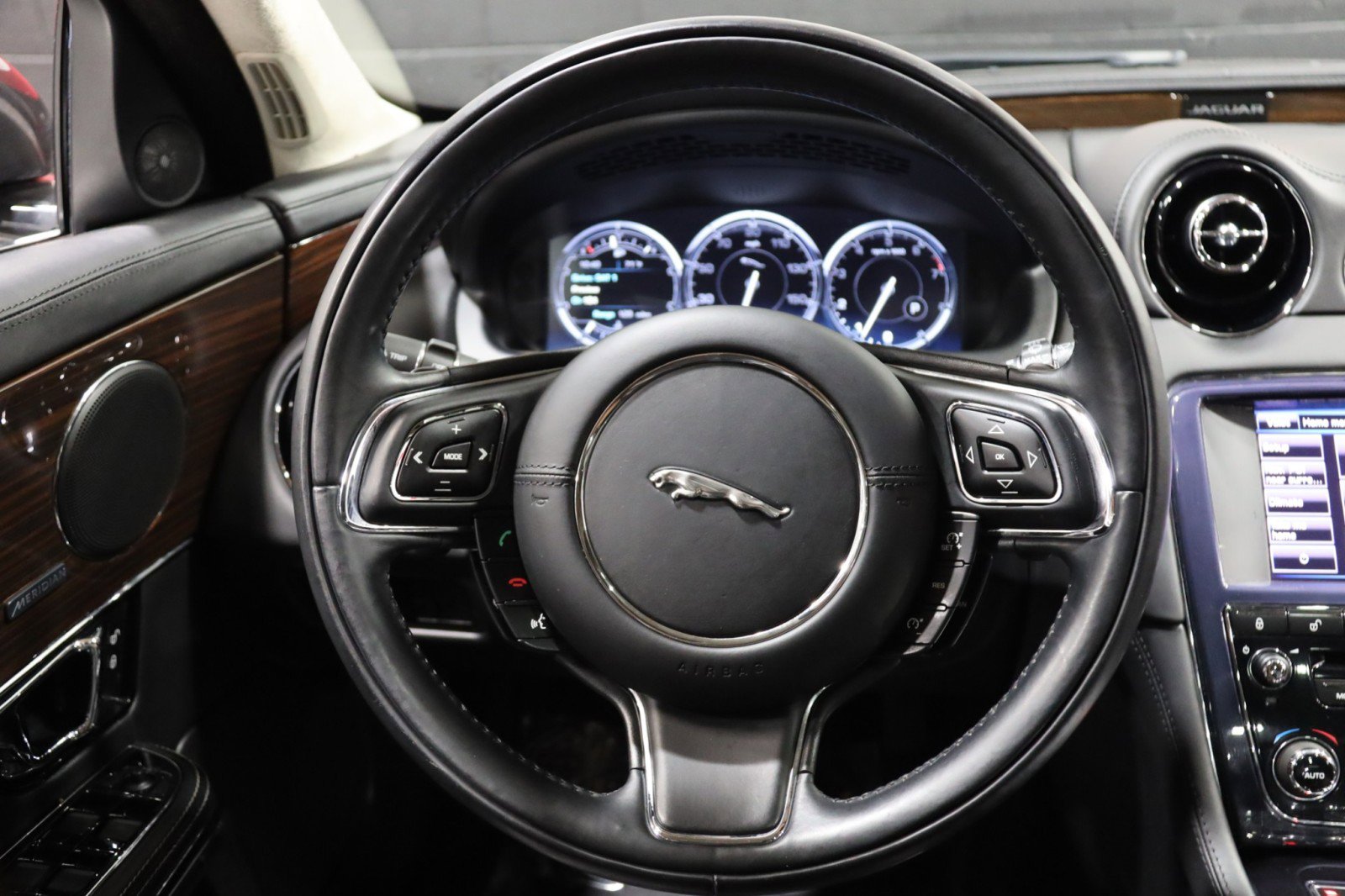 Used 2014 Jaguar XJ L Portfolio image 49