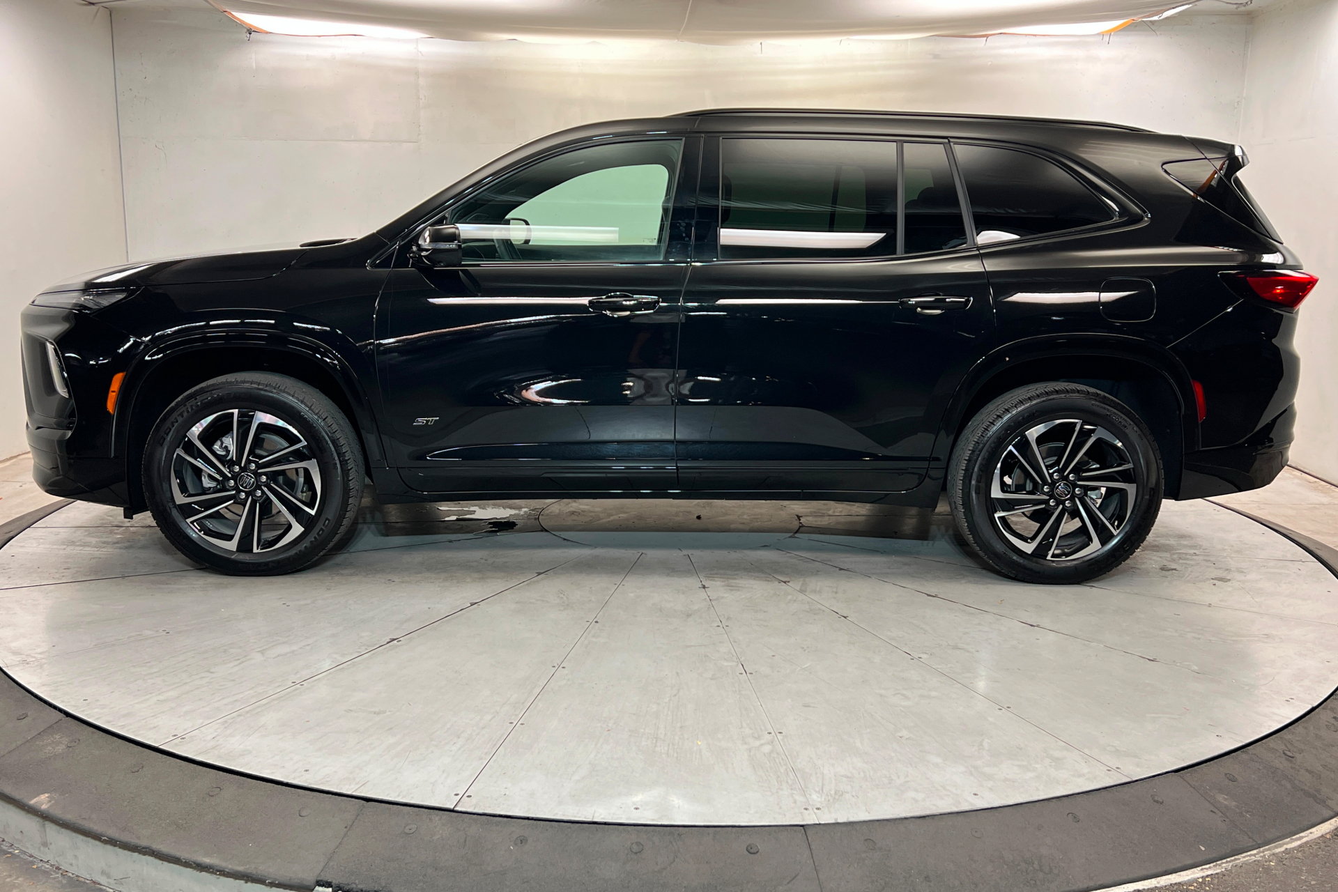 Used 2026 Buick Enclave Sport Touring FWD image 2