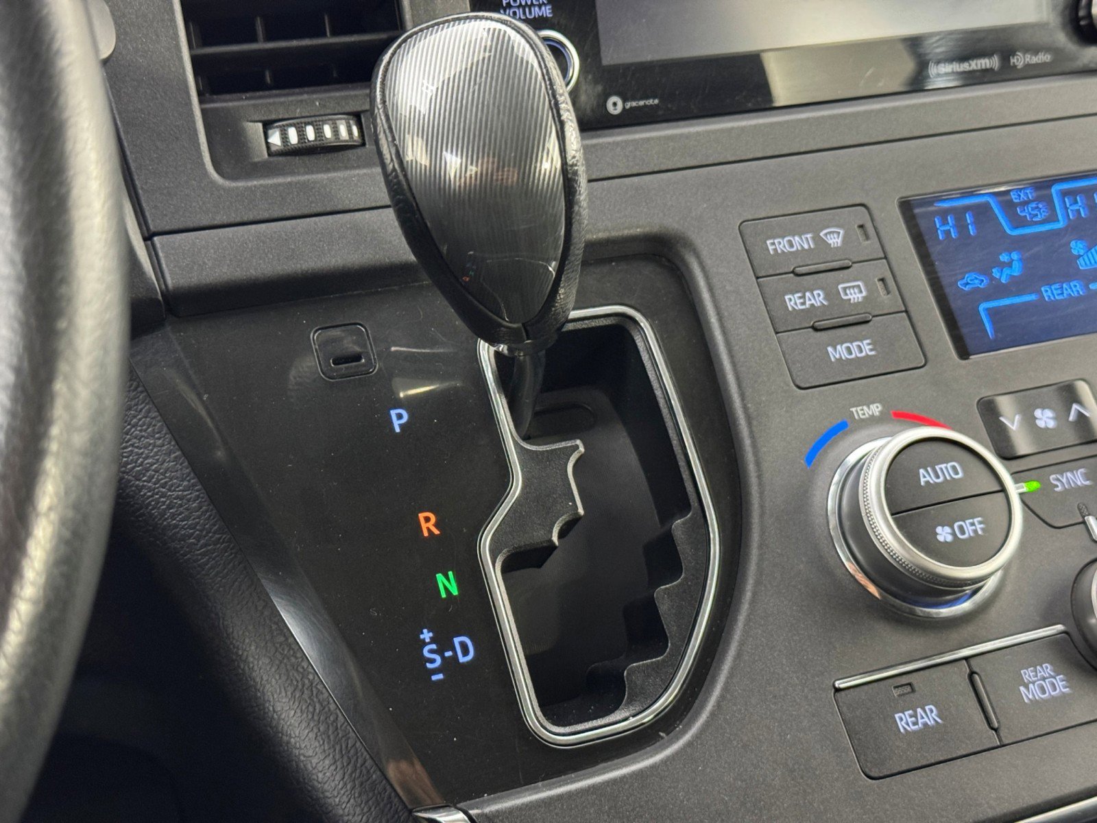 Used 2019 Toyota Sienna SE w/ Carpet Mat Package FWD image 26