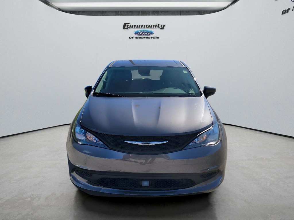 Used 2023 Chrysler Voyager LX image 2