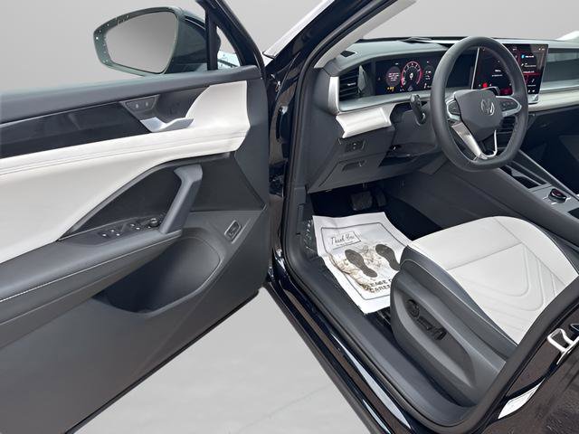 New 2025 Volkswagen Tiguan SE image 6