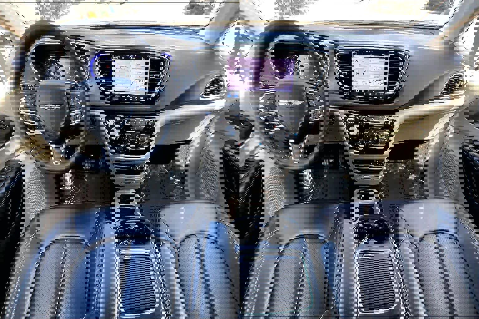 Used 2024 Chrysler Pacifica Touring-L image 15