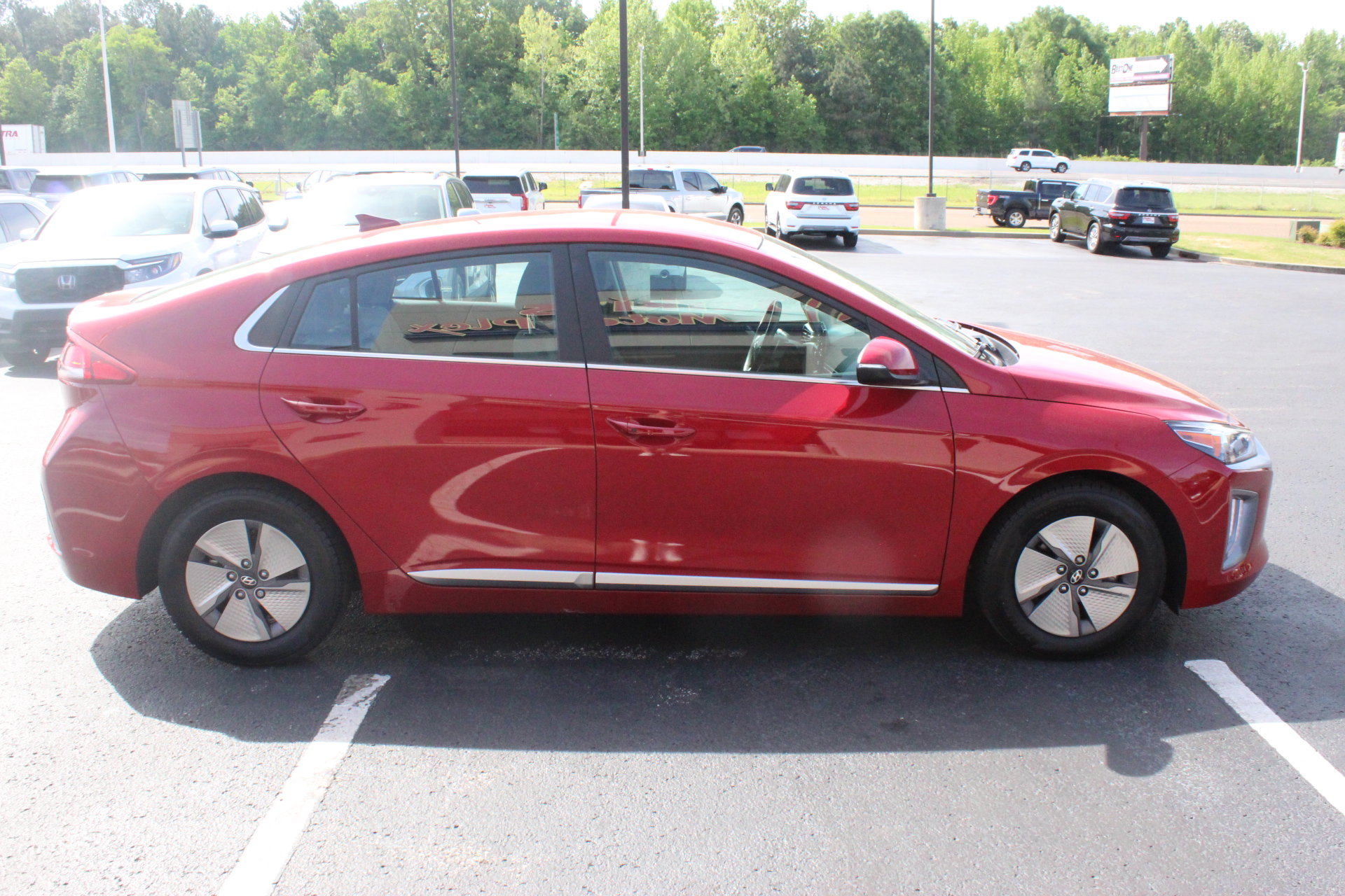 Used 2022 Hyundai Ioniq SE FWD image 5