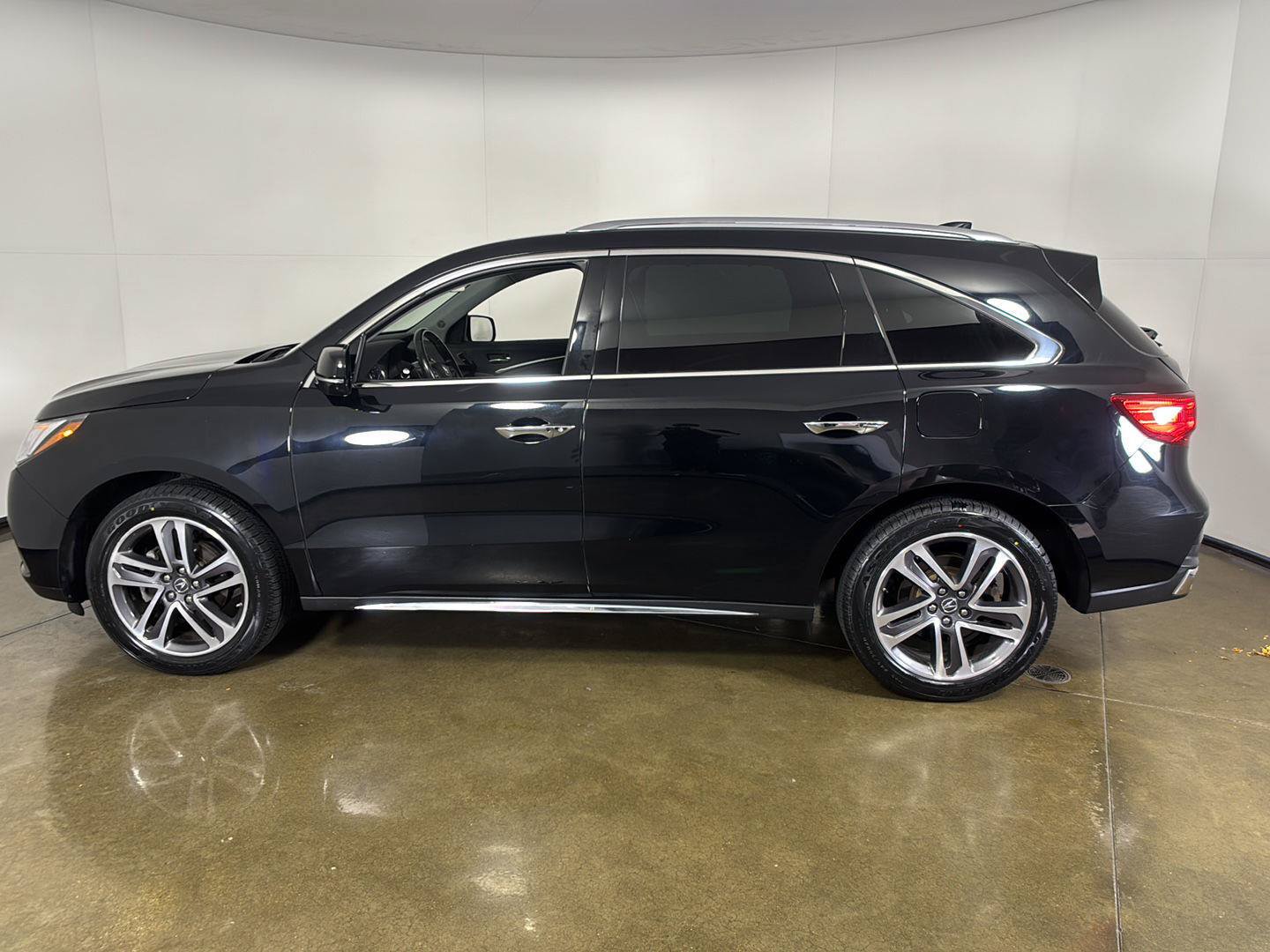 Used 2018 Acura MDX w/ Advance Package AWD/4WD image 16