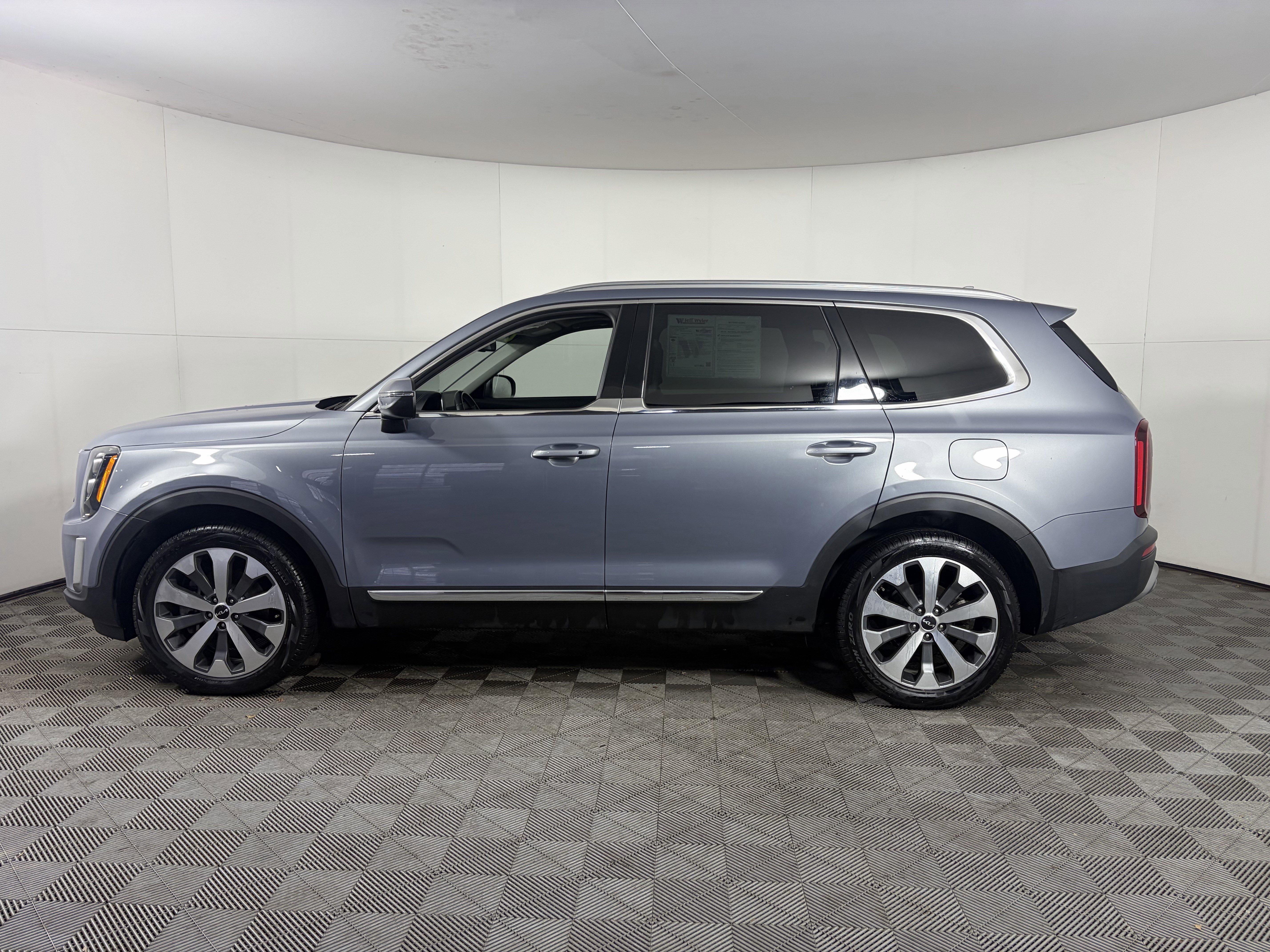 Used 2022 Kia Telluride EX w/ EX Premium Package image 13
