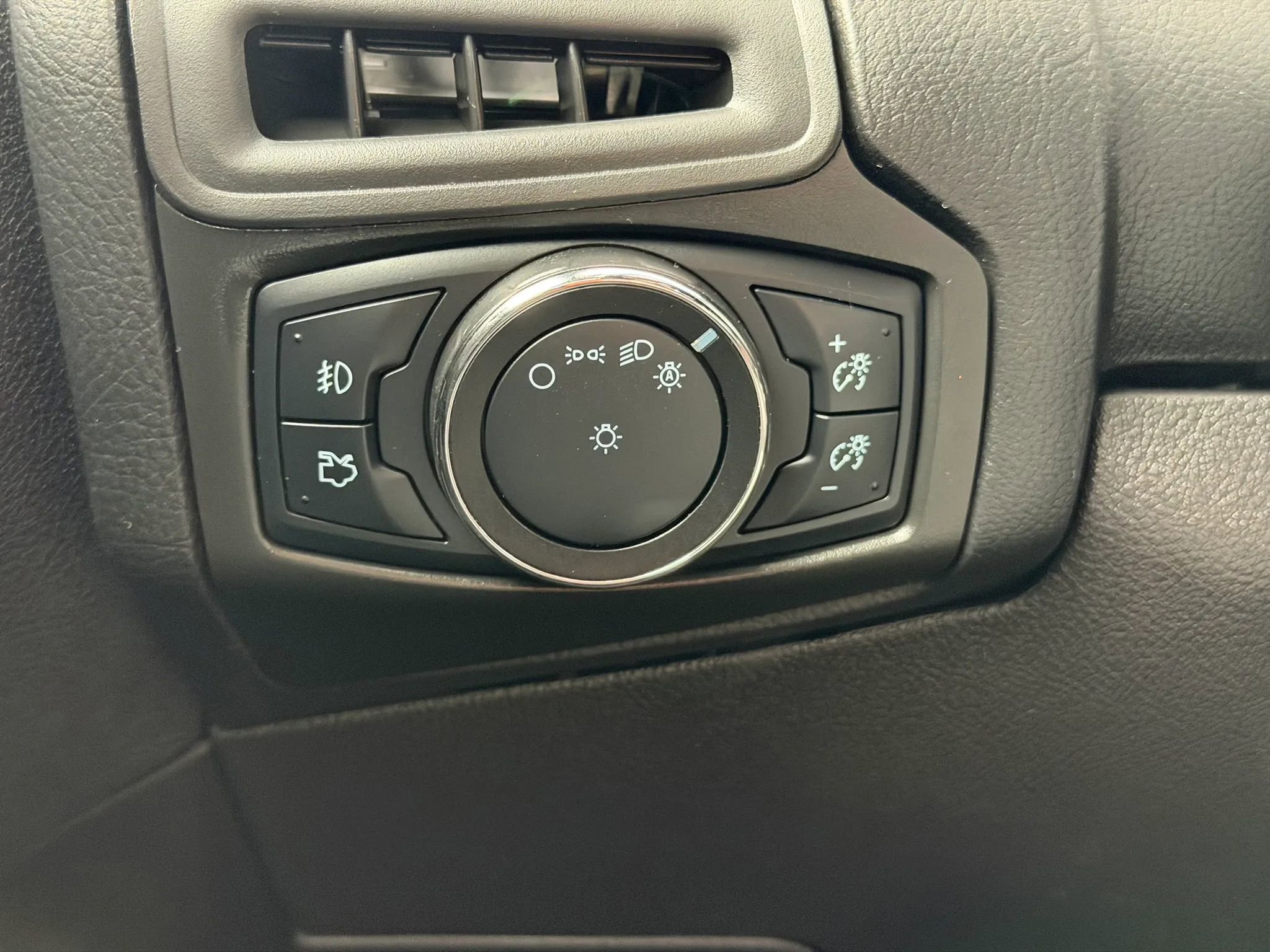 Used 2014 Ford Focus SE w/ SE Sport Package image 32
