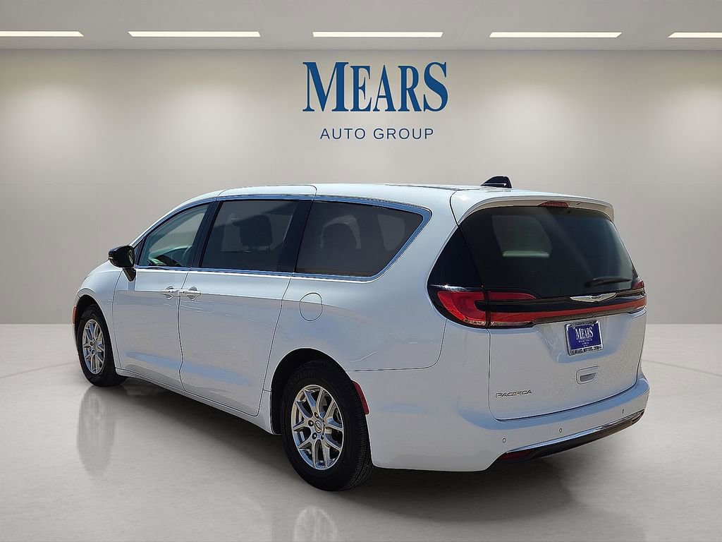 Used 2024 Chrysler Pacifica Touring-L image 3