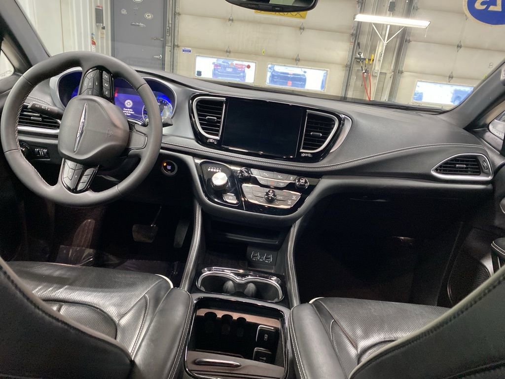 Used 2025 Chrysler Pacifica Limited image 2