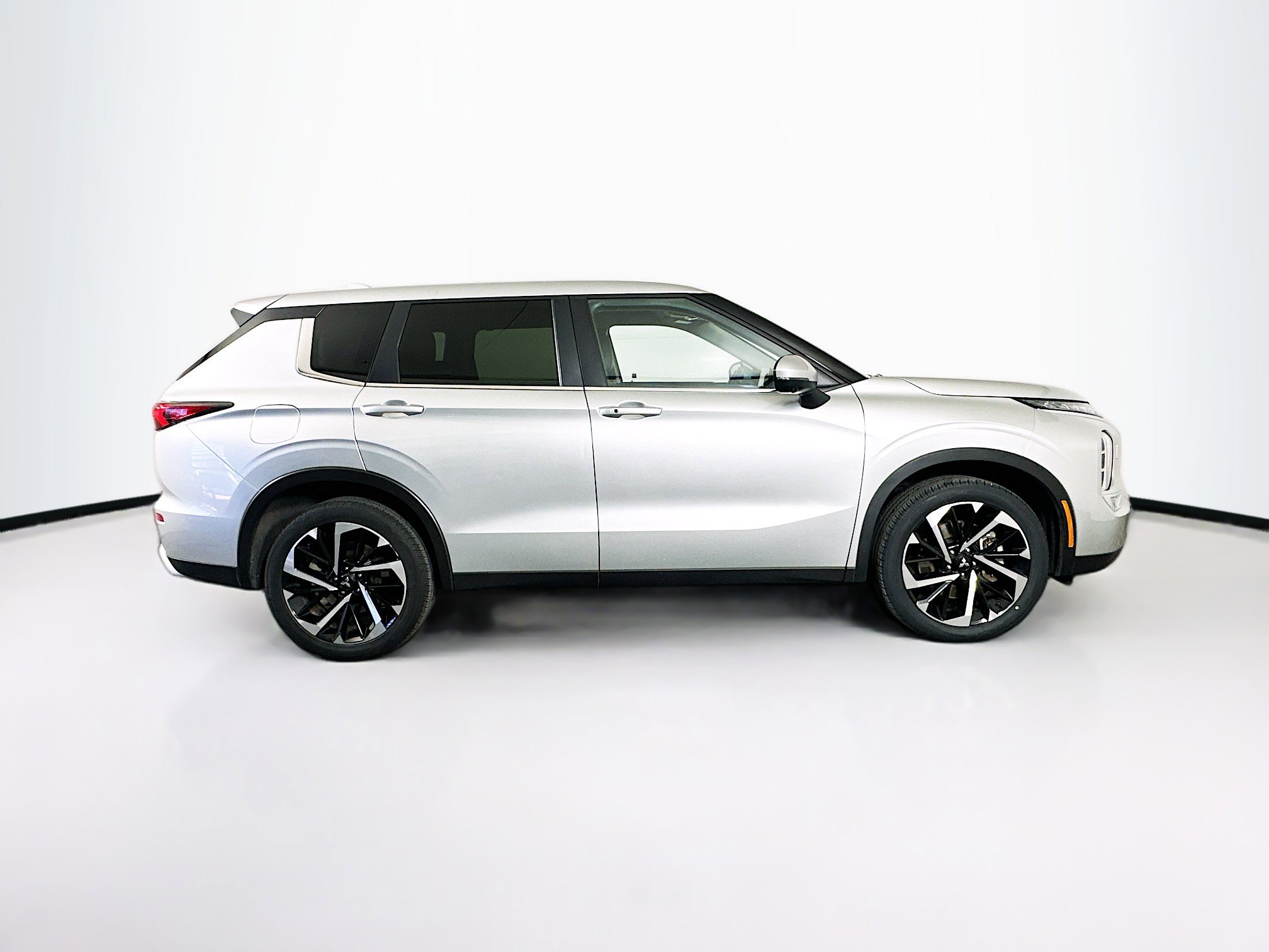 Used 2024 Mitsubishi Outlander SE Black Edition image 10