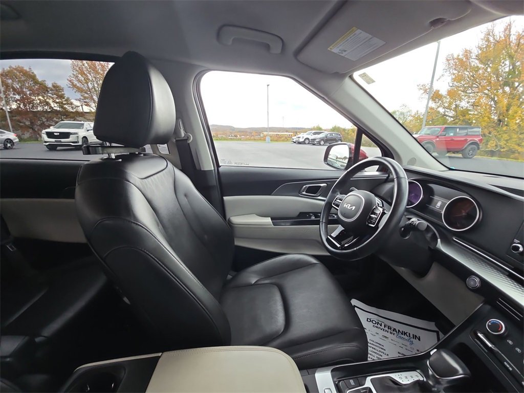 Used 2023 Kia Carnival LX image 10