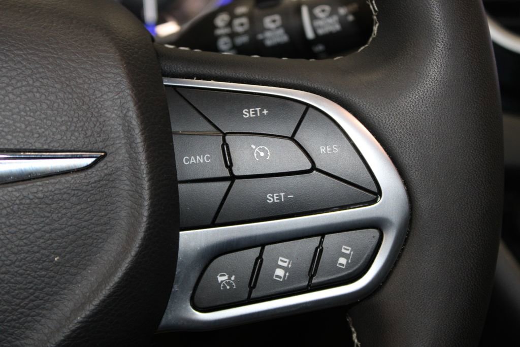 Used 2025 Chrysler Pacifica Select FWD image 40