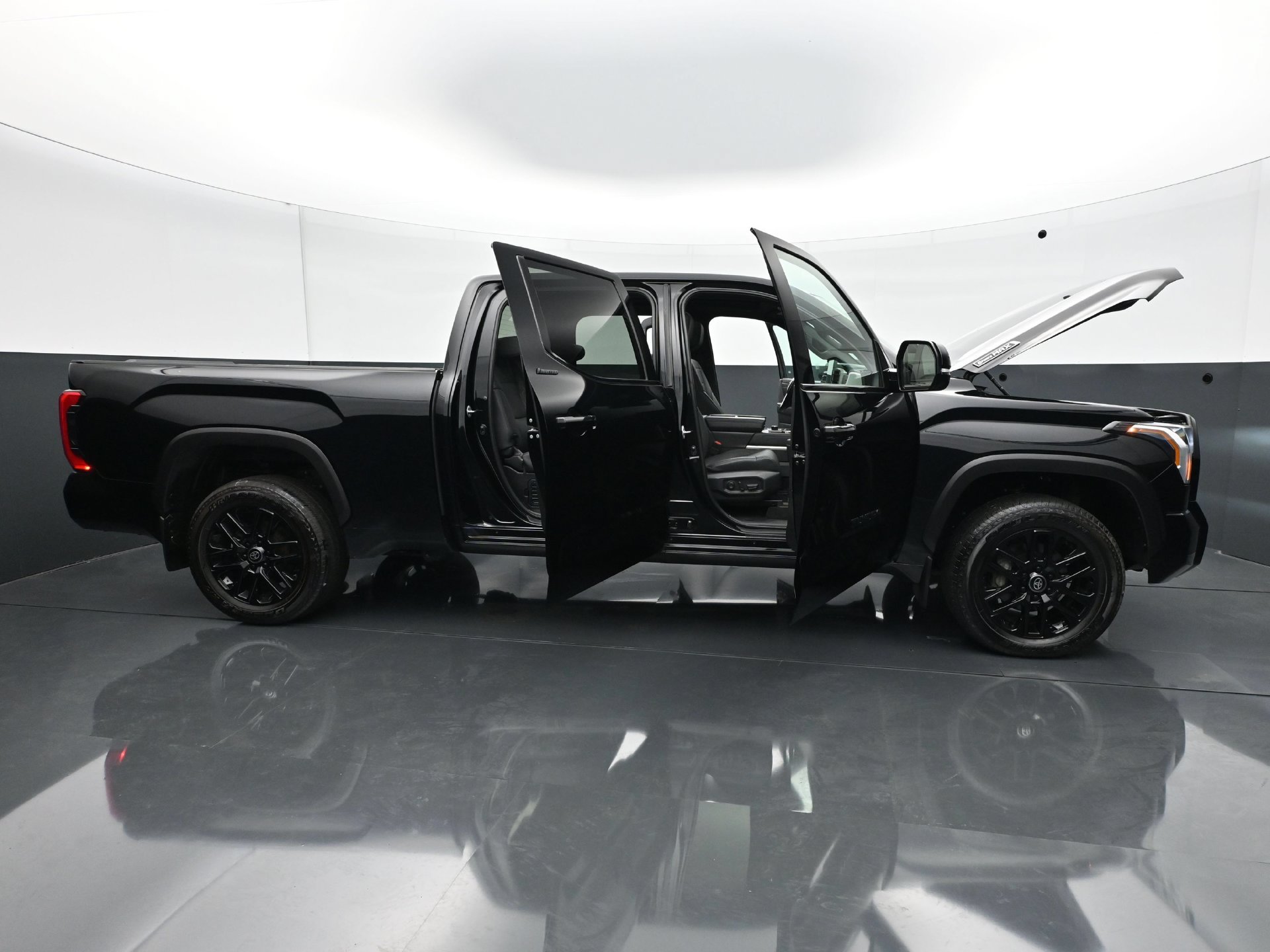 Used 2025 Toyota Tundra Limited AWD/4WD image 44