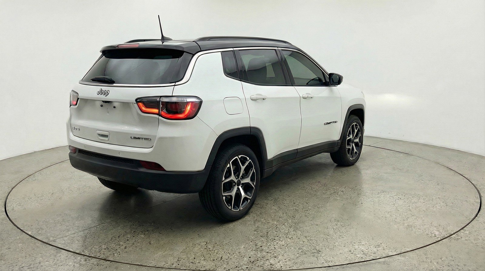 Used 2025 Jeep Compass Limited AWD/4WD image 9