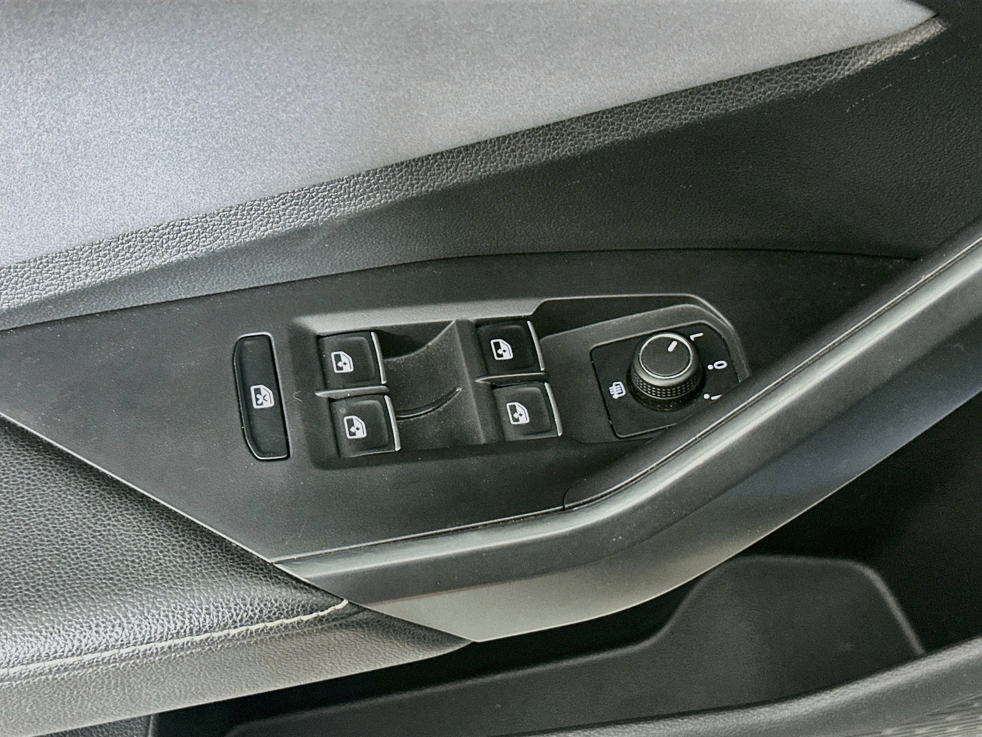 Used 2025 Volkswagen Jetta SE FWD image 15