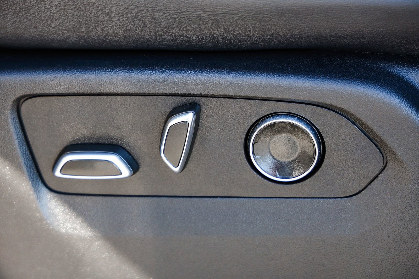 Used 2025 Cadillac Escalade ESV Premium Luxury w/ LPO, Floor Liner Package AWD/4WD image 23