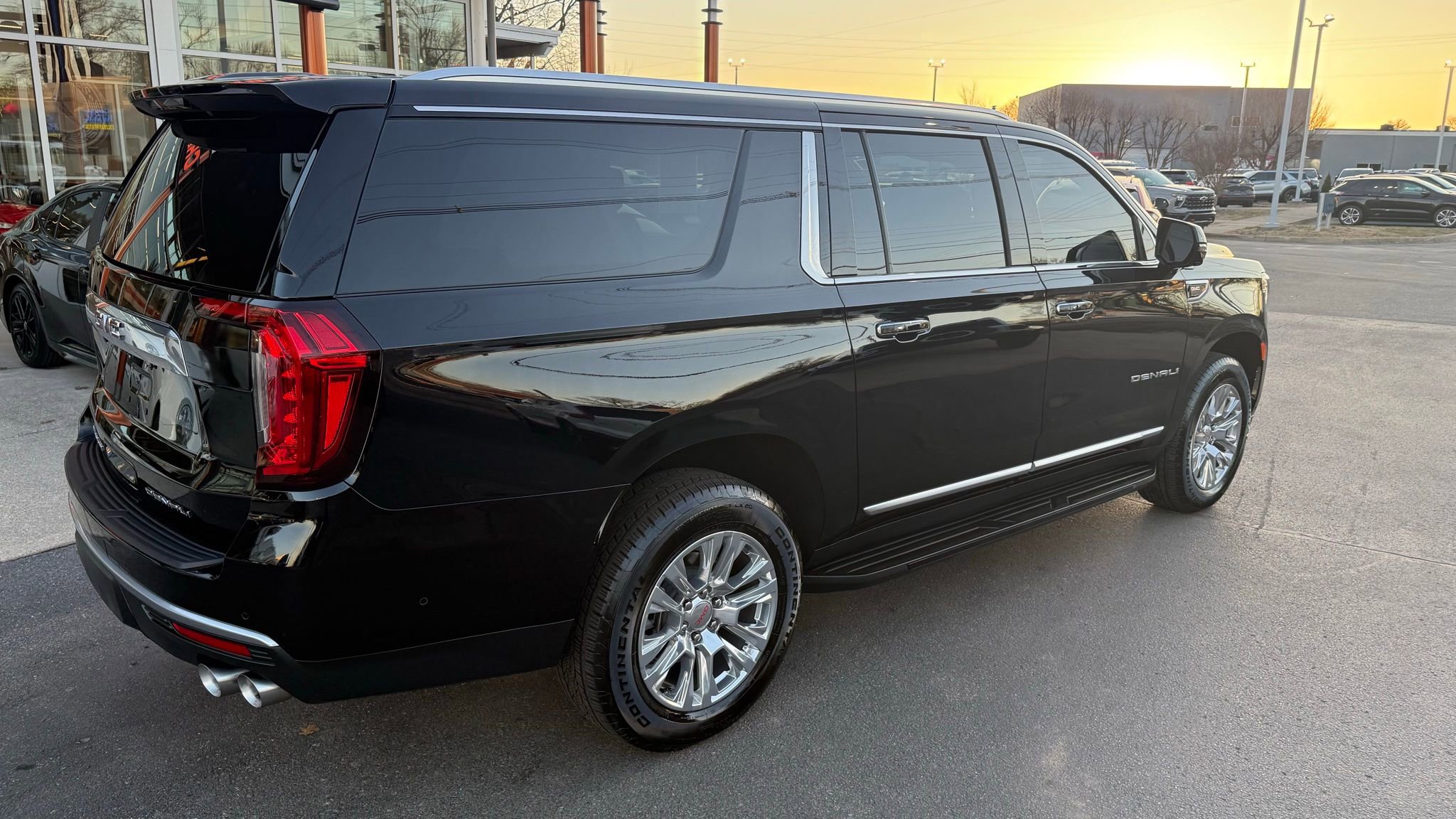Used 2024 GMC Yukon XL Denali w/ Advanced Technology Package image 3