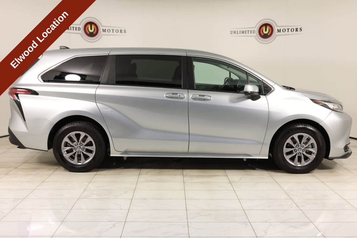 Used 2022 Toyota Sienna LE FWD image 2