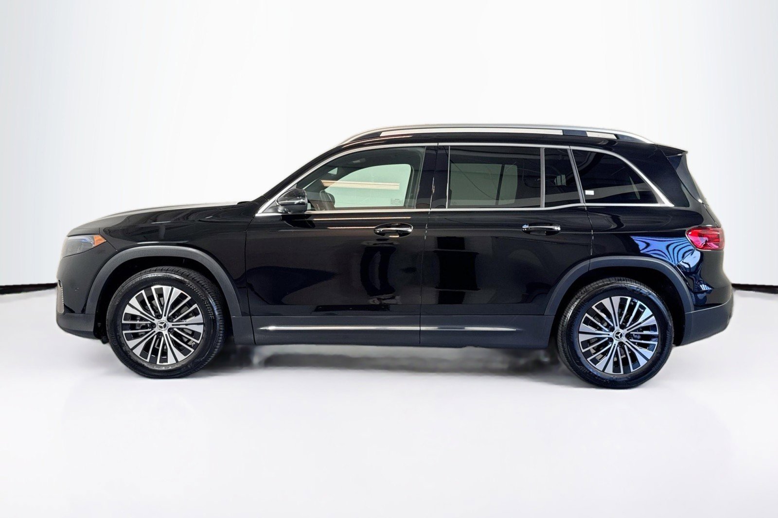 Certified 2025 Mercedes-Benz EQB 300 4MATIC image 8