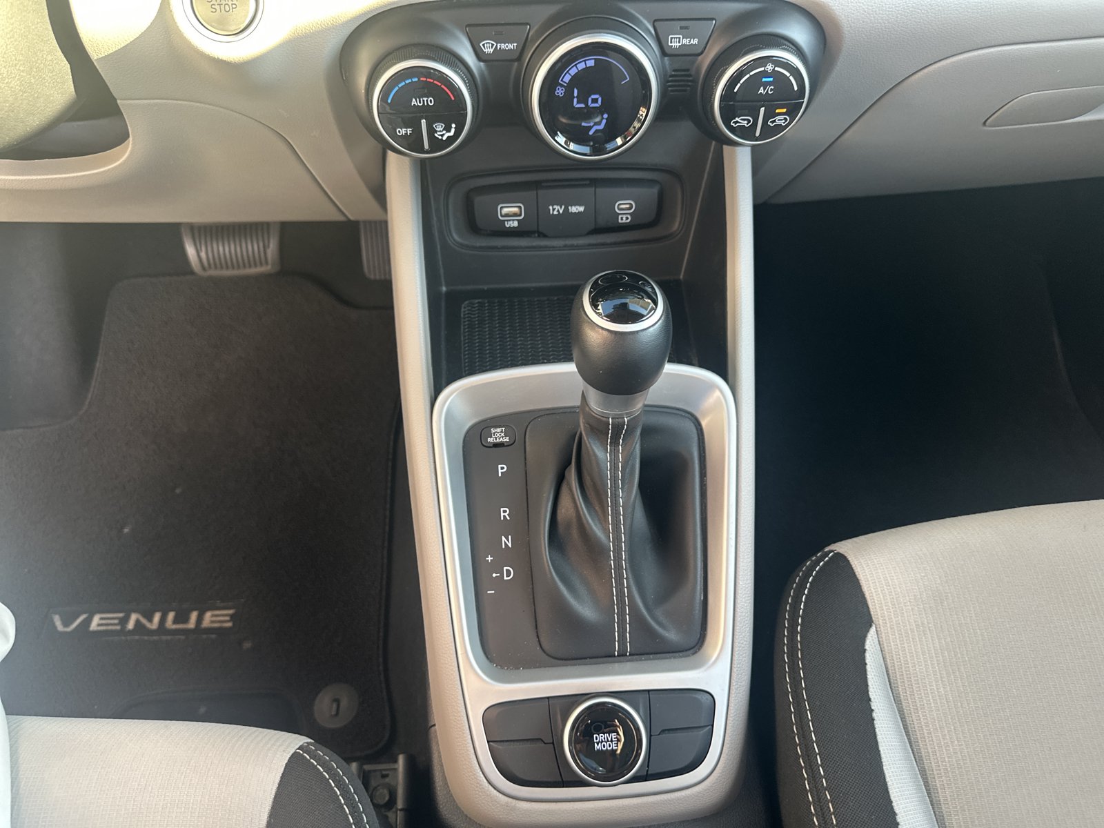 Used 2025 Hyundai Venue SEL FWD image 17