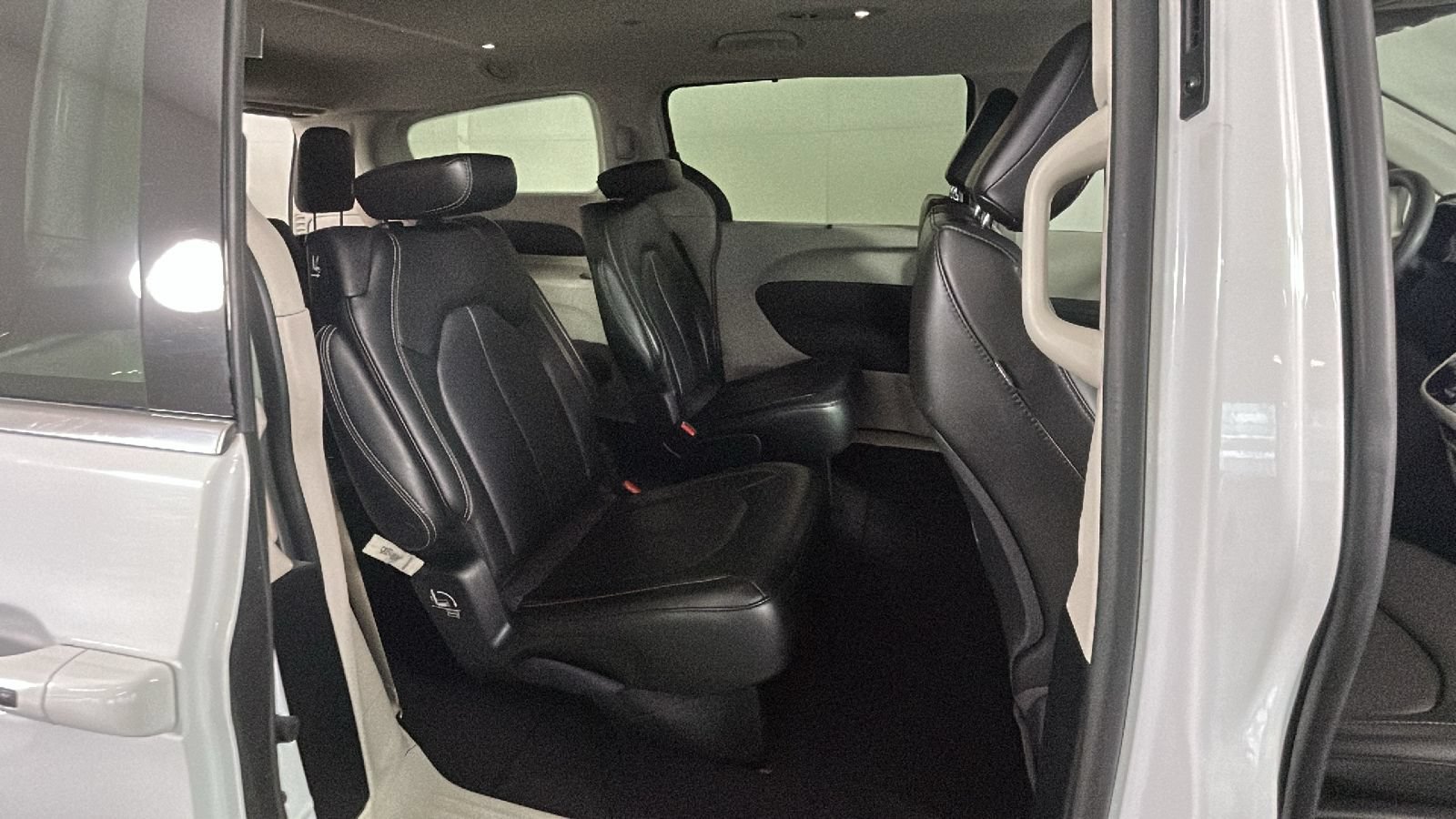 Used 2023 Chrysler Pacifica Touring-L FWD image 33