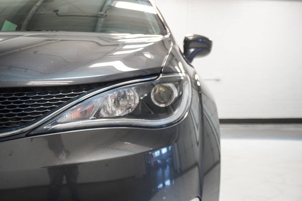 Used 2020 Chrysler Pacifica Touring-L FWD image 34
