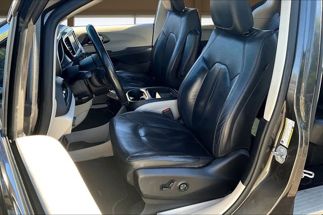 Used 2020 Chrysler Pacifica Touring-L image 25