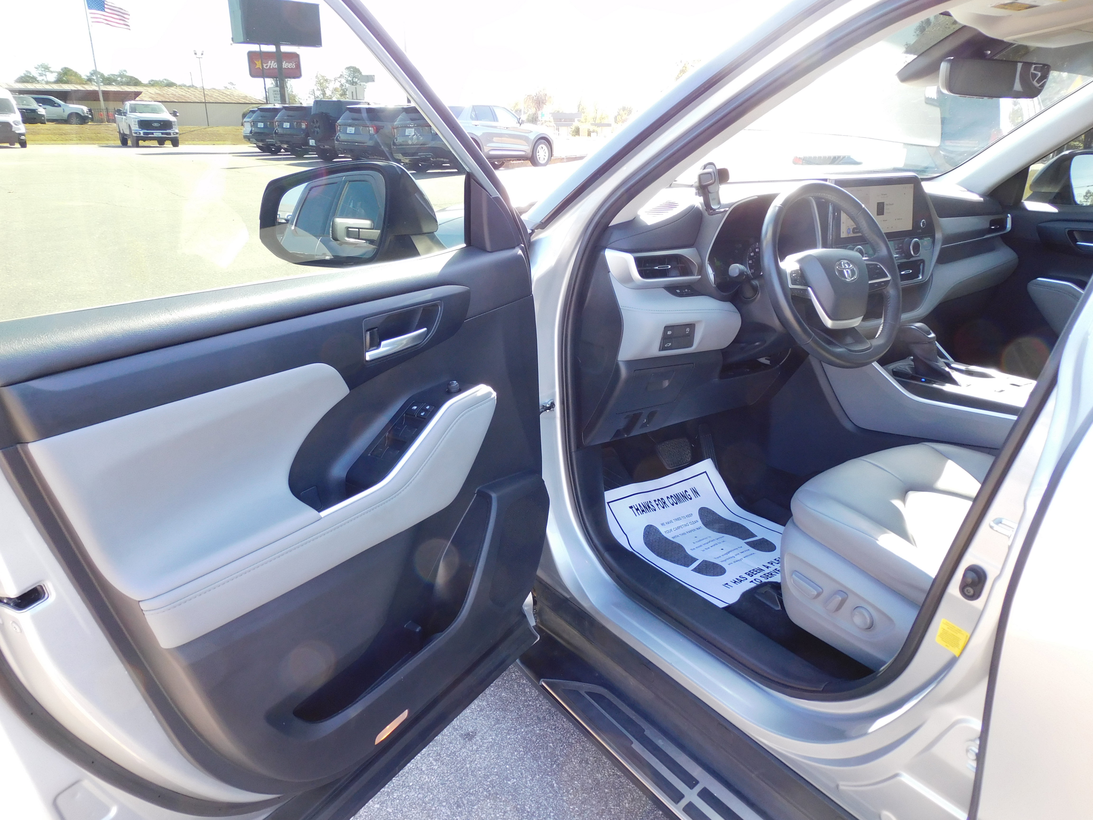 Used 2023 Toyota Highlander XLE image 9