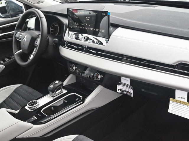 New 2025 Mitsubishi Outlander SE image 31