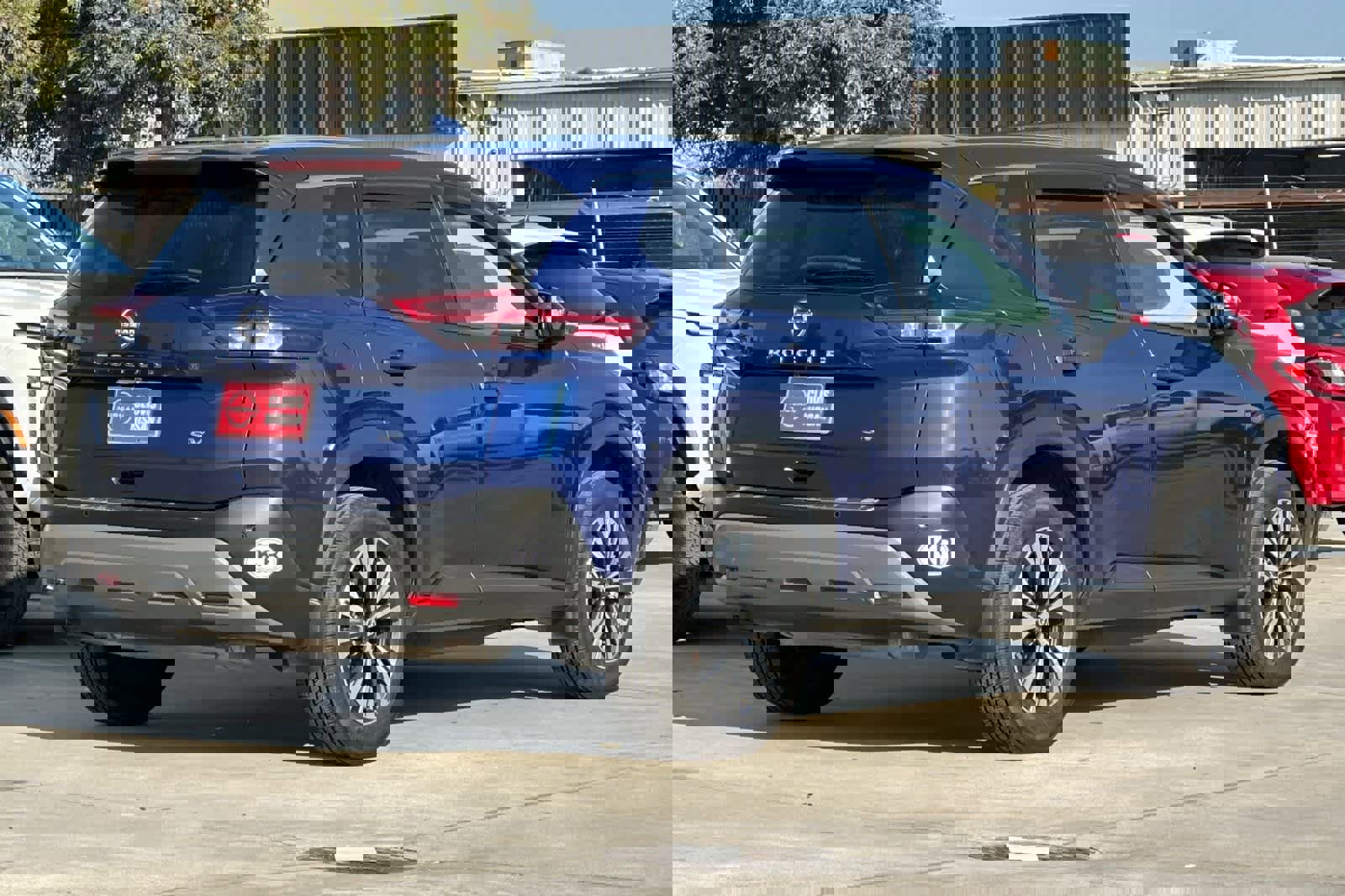 Used 2023 Nissan Rogue SV image 3