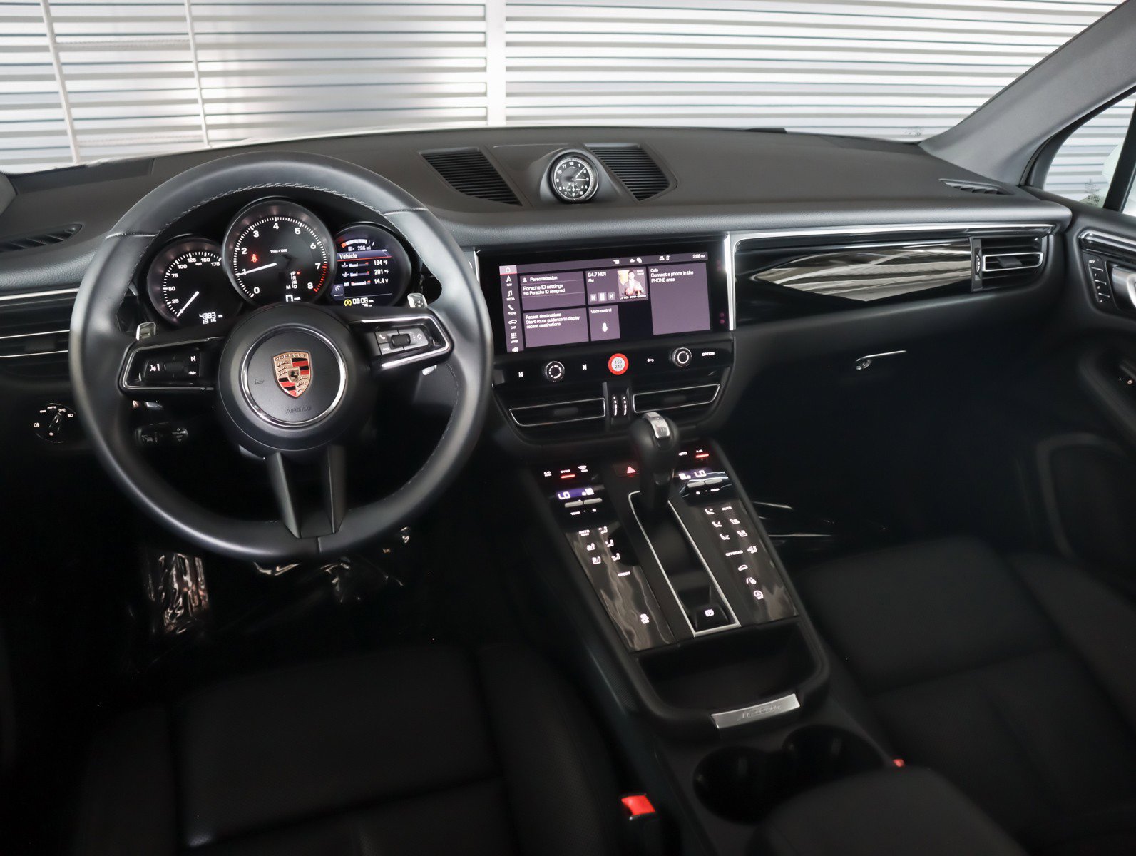 Certified 2026 Porsche Macan AWD/4WD image 17