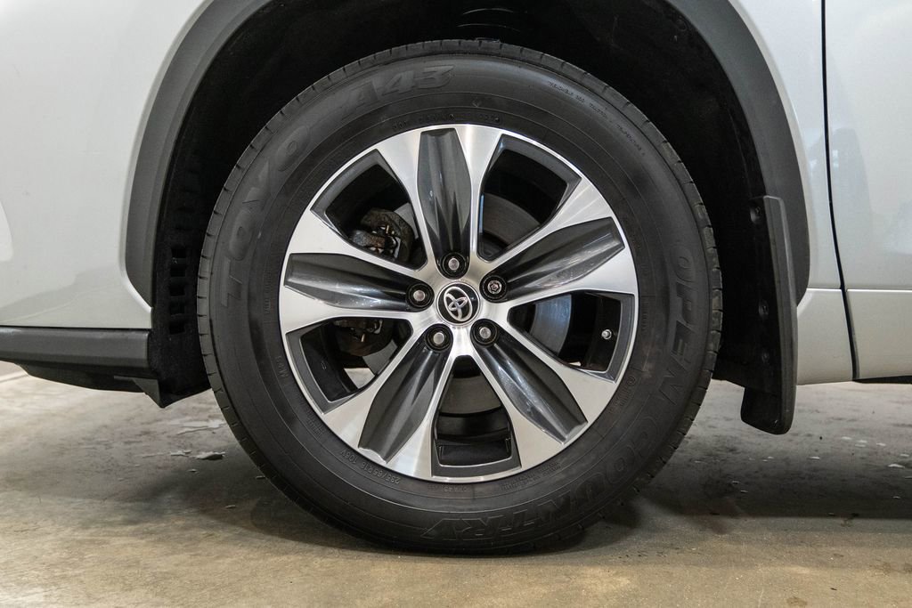 Used 2020 Toyota Highlander XLE AWD/4WD image 11