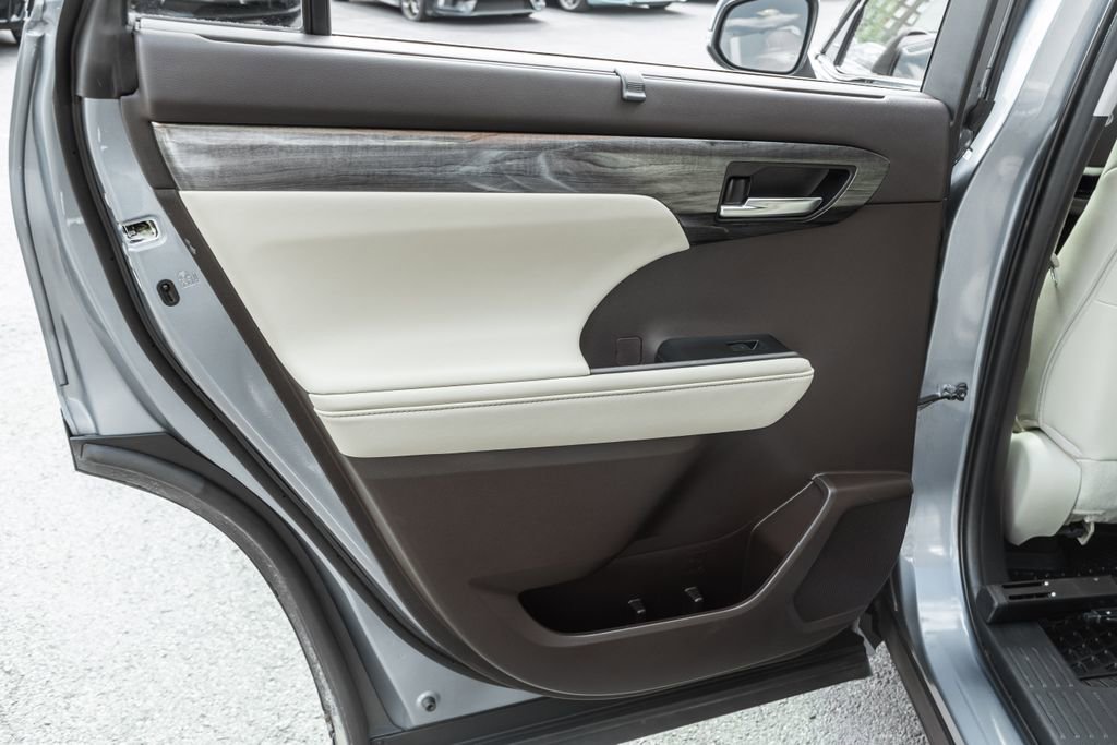 Used 2020 Toyota Highlander Platinum image 35