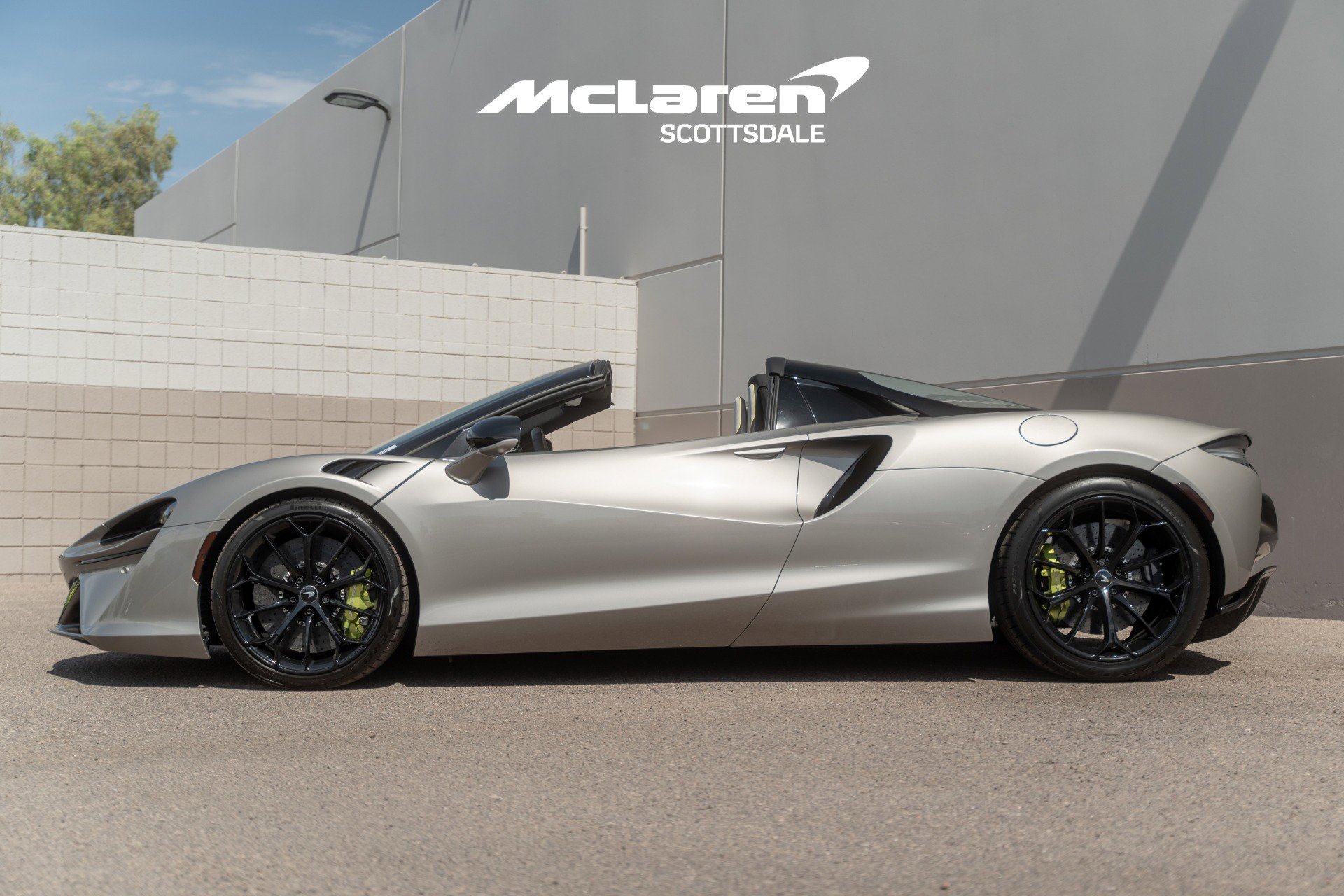 Used 2025 McLaren Artura Spider image 3