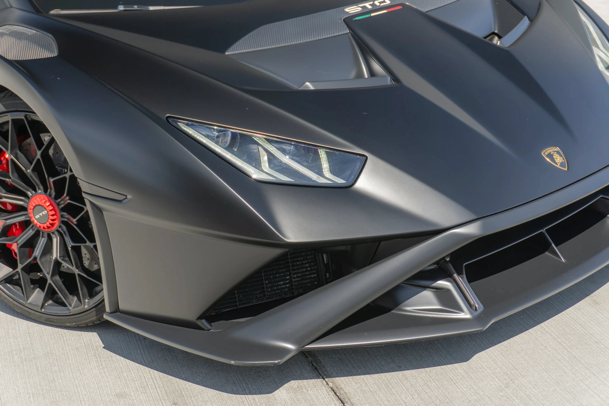 Used 2021 Lamborghini Huracan STO RWD image 31