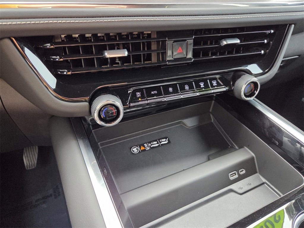 Used 2025 Chevrolet Suburban Premier image 30