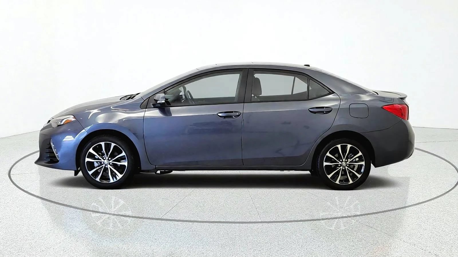 Used 2018 Toyota Corolla SE w/ SE Premium Package FWD image 5