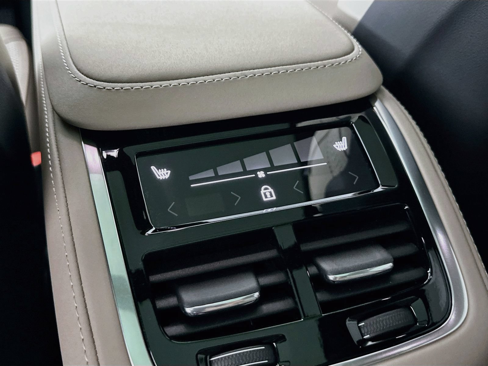 New 2026 Volvo XC90 T8 Plus w/ Protection Package Premier AWD/4WD image 36