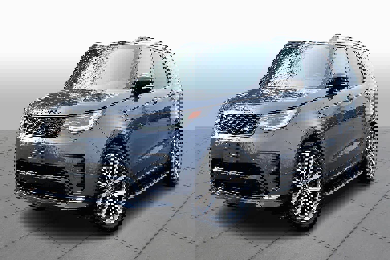 Used 2025 Land Rover Discovery Dynamic SE image 1