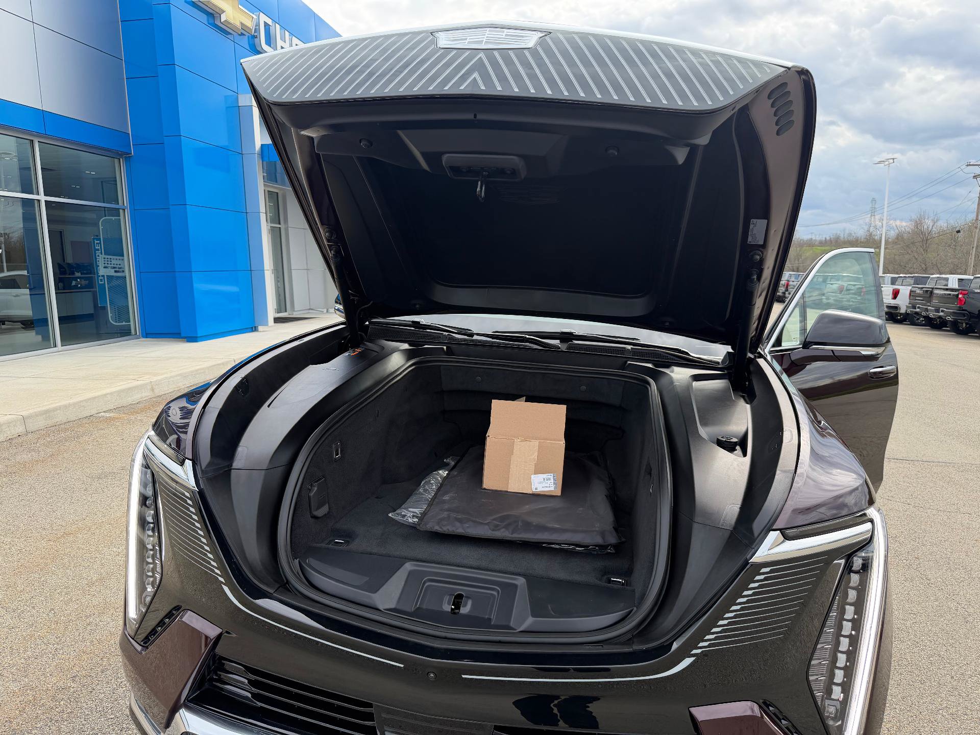 Certified 2025 Cadillac Escalade IQ Luxury 2 w/ LPO, Premium Carpet Package AWD/4WD image 39
