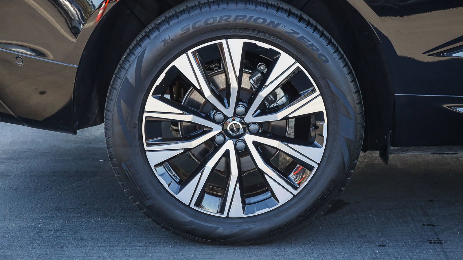 Used 2025 Volvo XC60 B5 Plus image 7