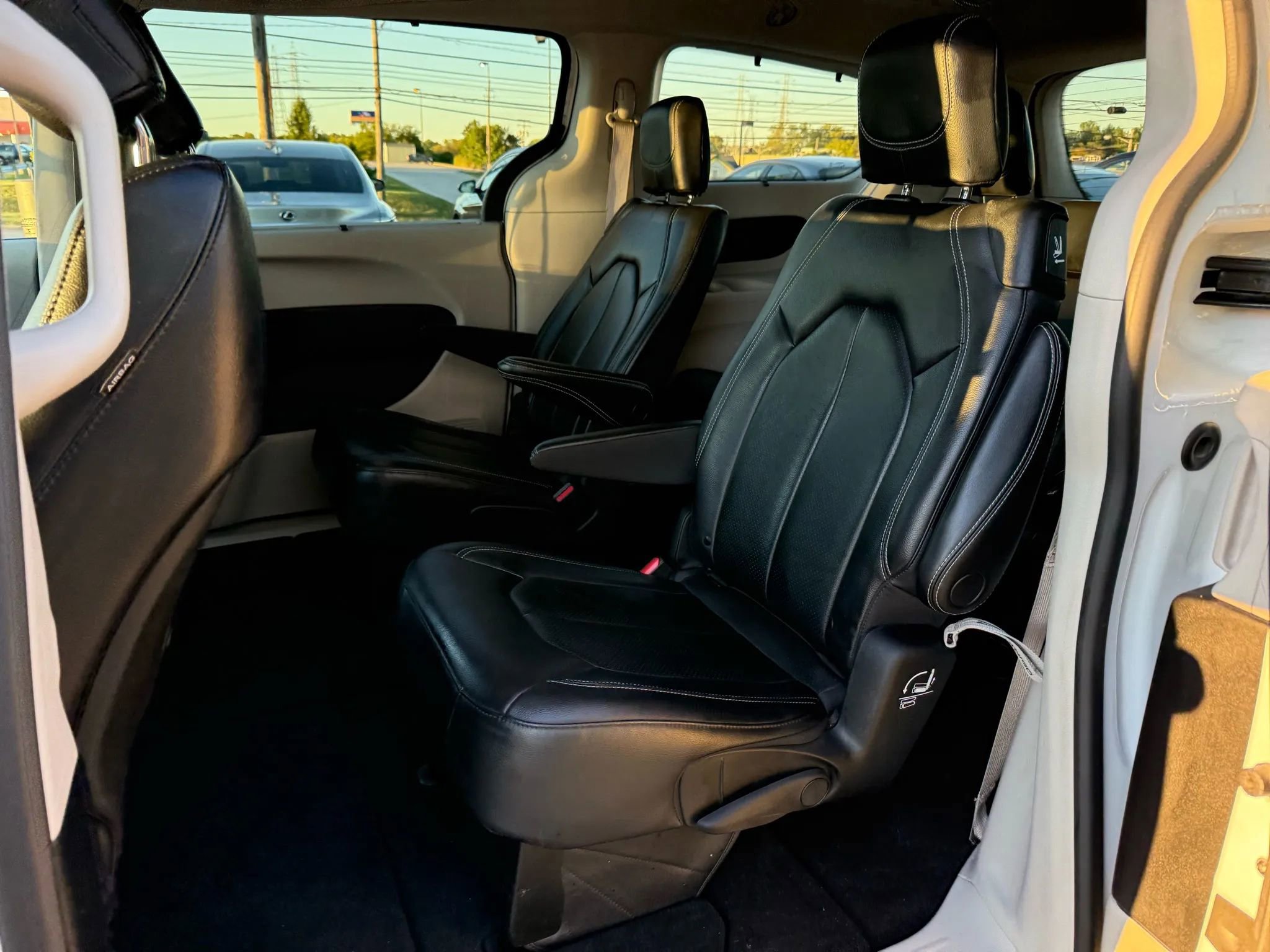 Used 2022 Chrysler Pacifica Touring-L image 24