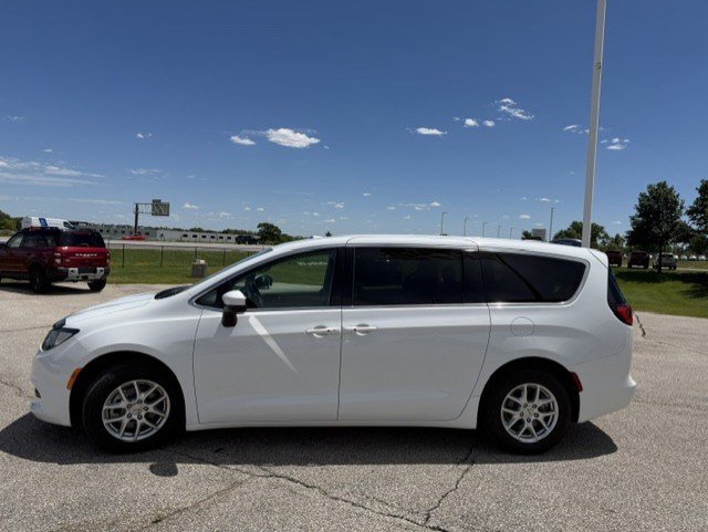Used 2023 Chrysler Voyager LX FWD image 6